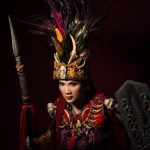 Lady Vien Tampil Memukau dalam Balutan Busana Kawasaran Minahasa di “Warna-Warni Indonesia”